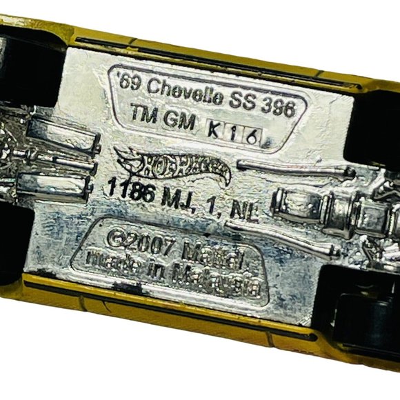 HOT WHEELS MUSCLE 1969 CHEVELLE SS 396 YELLOW Redline On Rims Coupe - Picture 10 of 13